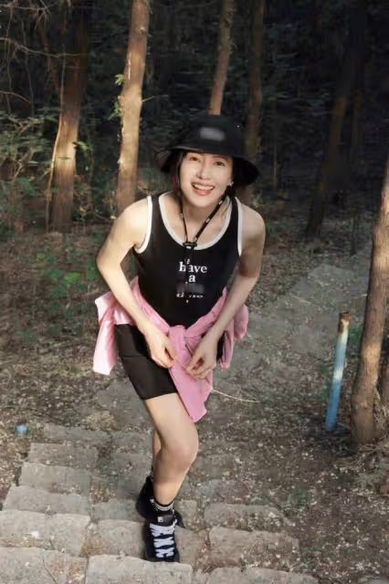 高圓圓穿背心短裙爬山,美腿又細又長太吸睛,素顏甜笑白得發光