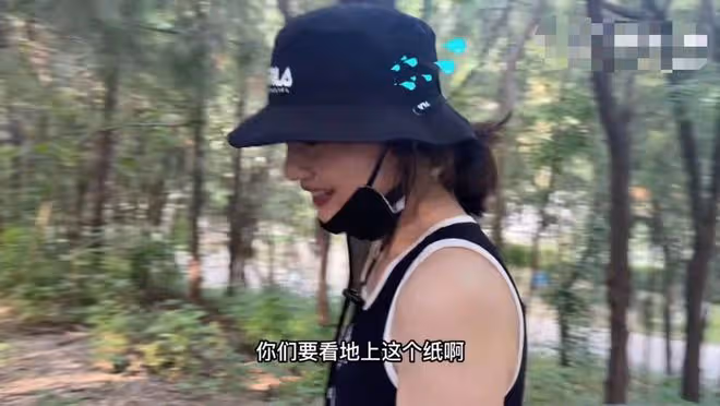 高圓圓穿背心短裙爬山,美腿又細又長太吸睛,素顏甜笑白得發光