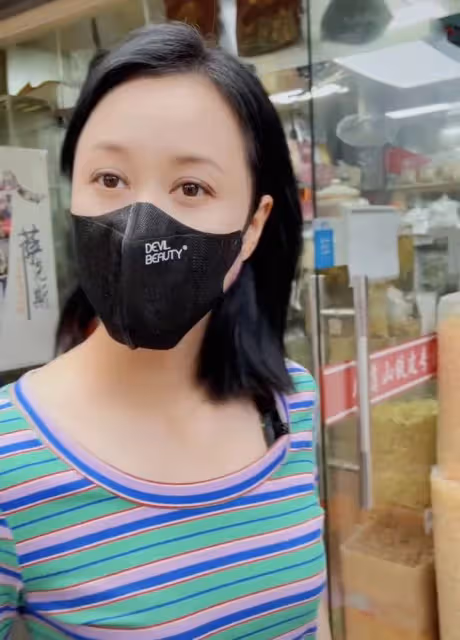 44歲倪虹潔逛路邊攤,大搖大擺看人打牌炒菜,吃廉價小館無人認出