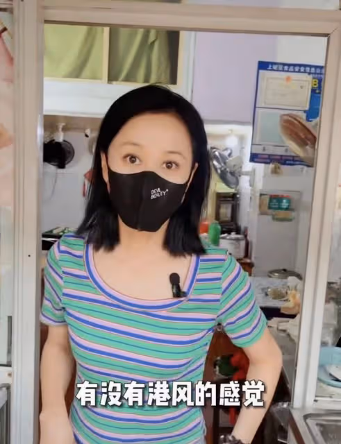 44歲倪虹潔逛路邊攤,大搖大擺看人打牌炒菜,吃廉價小館無人認出