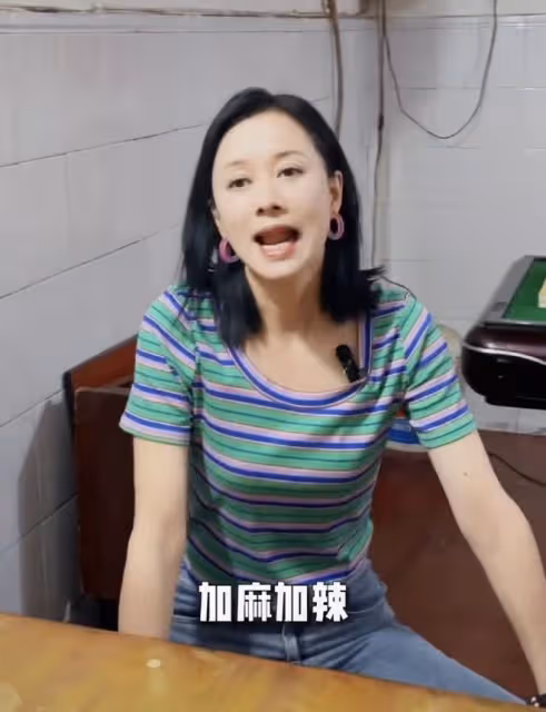 44歲倪虹潔逛路邊攤,大搖大擺看人打牌炒菜,吃廉價小館無人認出