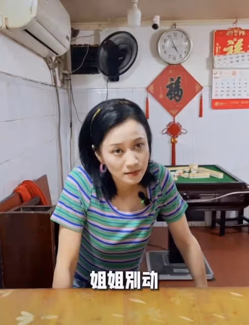 44歲倪虹潔逛路邊攤,大搖大擺看人打牌炒菜,吃廉價小館無人認出