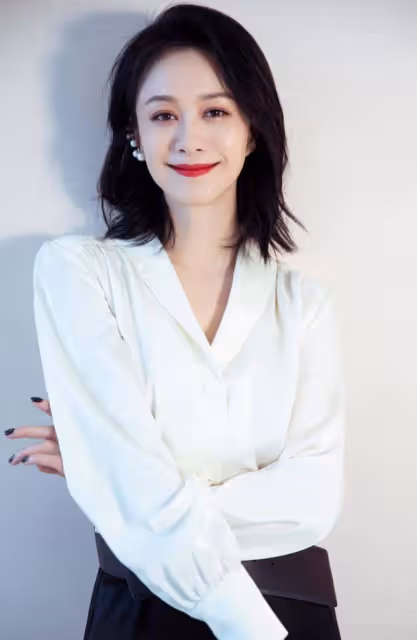 44歲倪虹潔逛路邊攤,大搖大擺看人打牌炒菜,吃廉價小館無人認出