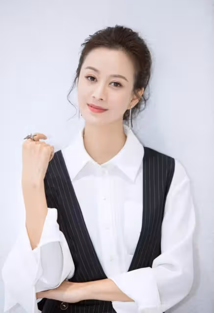 44歲倪虹潔逛路邊攤,大搖大擺看人打牌炒菜,吃廉價小館無人認出