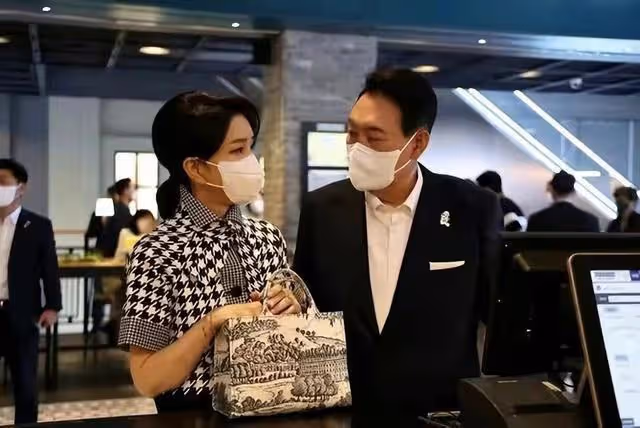 韓國第一夫人在電影院約會!爆米花和可樂不離手,毫無偶像包袱