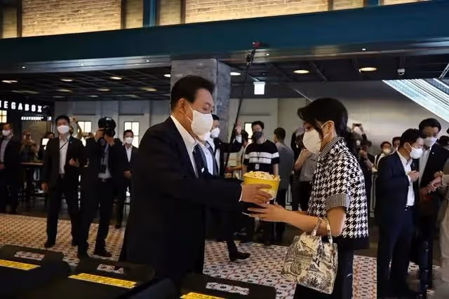 韓國第一夫人在電影院約會!爆米花和可樂不離手,毫無偶像包袱