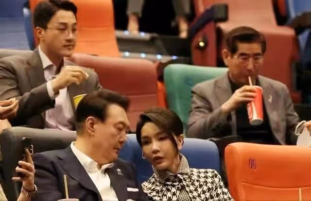 韓國第一夫人在電影院約會!爆米花和可樂不離手,毫無偶像包袱