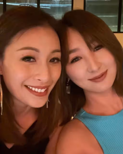 35歲高海寧曬照,穿藍色連體裙大秀身材,跟閨蜜同框氣質優越