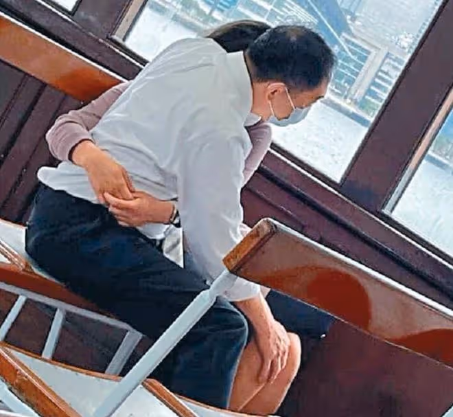 知名主持許方輝被曝2度出軌!上班時間偷約異性,當眾摟抱太親密