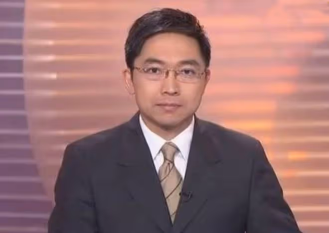 知名主持許方輝被曝2度出軌!上班時間偷約異性,當眾摟抱太親密