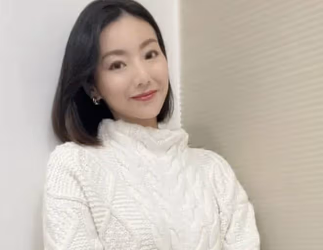 知名主持許方輝被曝2度出軌!上班時間偷約異性,當眾摟抱太親密