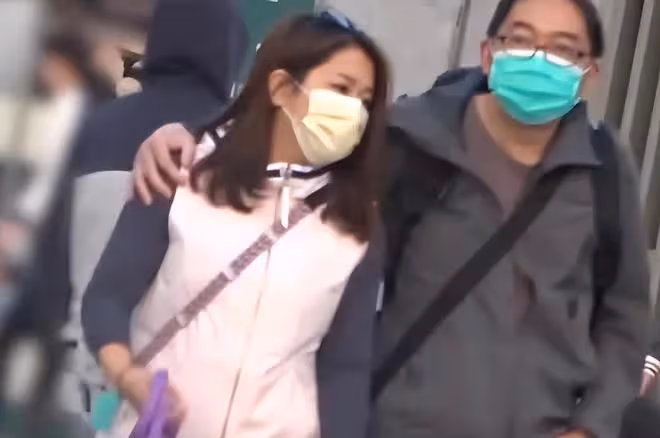 知名主持許方輝被曝2度出軌!上班時間偷約異性,當眾摟抱太親密