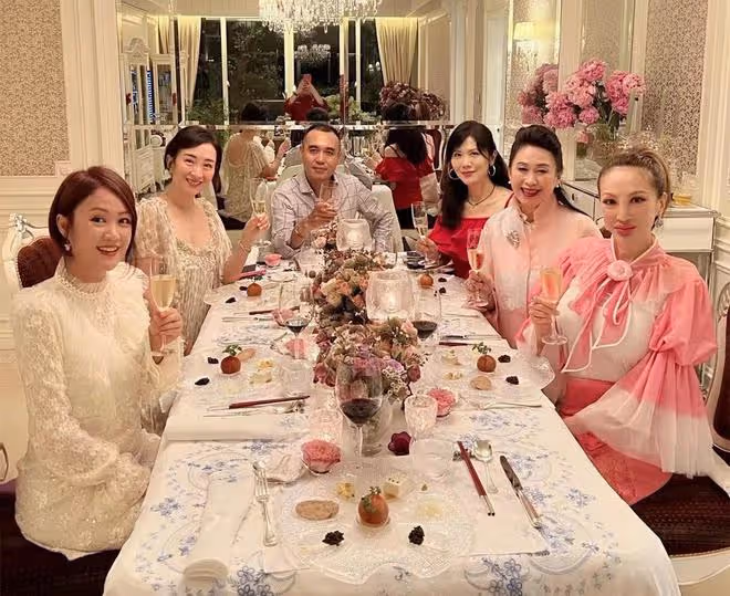老戲骨豪宅宴請梁小冰，魚子醬鮑魚擺滿桌，過百件水晶價值上千萬