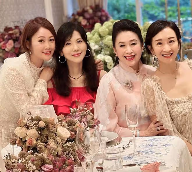 老戲骨豪宅宴請梁小冰，魚子醬鮑魚擺滿桌，過百件水晶價值上千萬