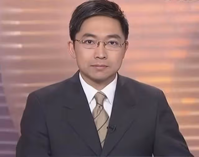 突發！香港知名主持人婚內出軌，上班時間與陌生女子當眾調情被拍
