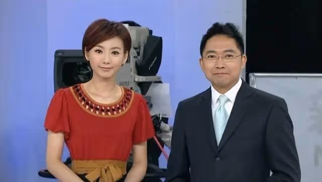 突發！香港知名主持人婚內出軌，上班時間與陌生女子當眾調情被拍