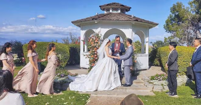 49歲知名歌手羅百吉榮升岳父！28歲大女兒美國結婚，新郎帥氣十足