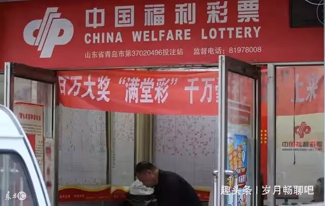 妻子讓他給孩子買進口奶粉,他提來一箱袋裝牛奶,並且暴打妻子