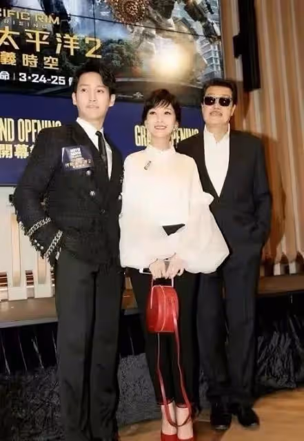 趙雅芝兒子街頭與女友親吻，兩人相互依偎氛圍甜，女方身材似模特