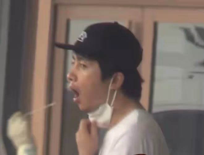 陳曉帶陳妍希外出做核酸，鬍子拉碴不修邊幅，站路邊等老婆太甜蜜