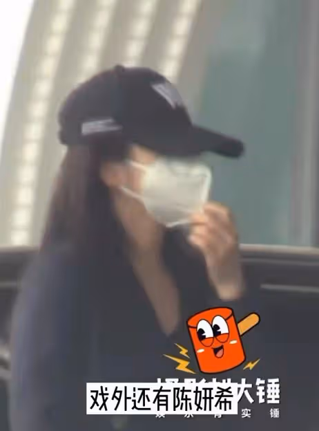 陳曉帶陳妍希外出做核酸，鬍子拉碴不修邊幅，站路邊等老婆太甜蜜