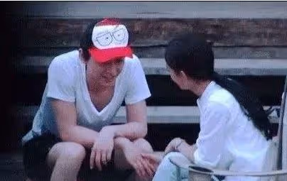 陳曉帶陳妍希外出做核酸，鬍子拉碴不修邊幅，站路邊等老婆太甜蜜