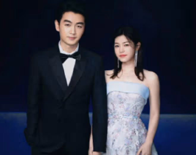 陳曉帶陳妍希外出做核酸，鬍子拉碴不修邊幅，站路邊等老婆太甜蜜