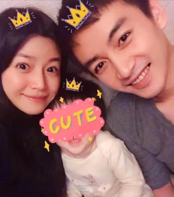 陳曉帶陳妍希外出做核酸，鬍子拉碴不修邊幅，站路邊等老婆太甜蜜