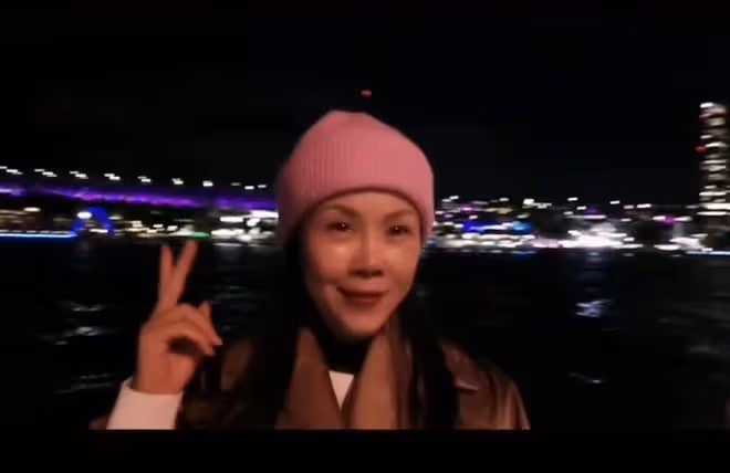 56歲田震定居海外生活滋潤!獨自逛景區無人識,臉頰消瘦滿面春光