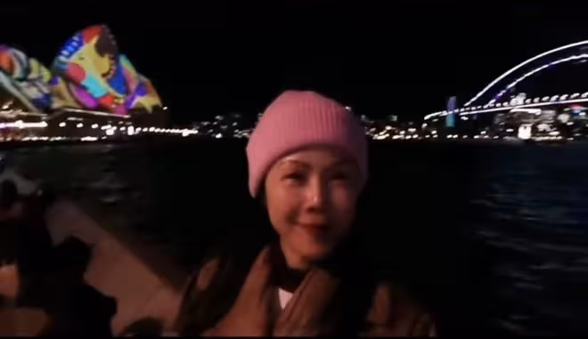 56歲田震定居海外生活滋潤!獨自逛景區無人識,臉頰消瘦滿面春光