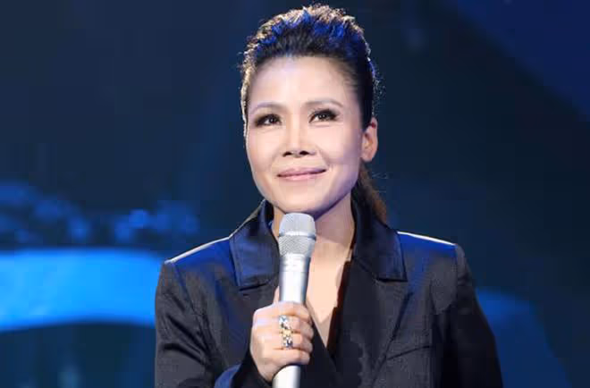 56歲田震定居海外生活滋潤!獨自逛景區無人識,臉頰消瘦滿面春光