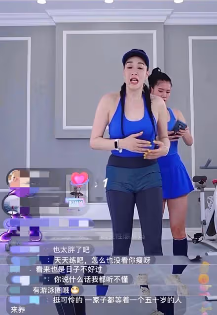 鍾麗緹穿背心教人健身，否認有130斤，網友：優雅老去不好嗎？