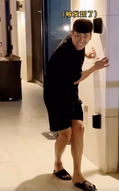秋瓷炫在豪宅陽台擼串，一口啤酒一口肉，唱情歌表白於曉光！