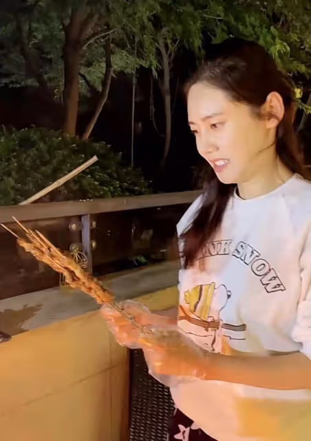 秋瓷炫在豪宅陽台擼串，一口啤酒一口肉，唱情歌表白於曉光！
