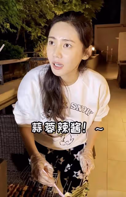 秋瓷炫在豪宅陽台擼串，一口啤酒一口肉，唱情歌表白於曉光！