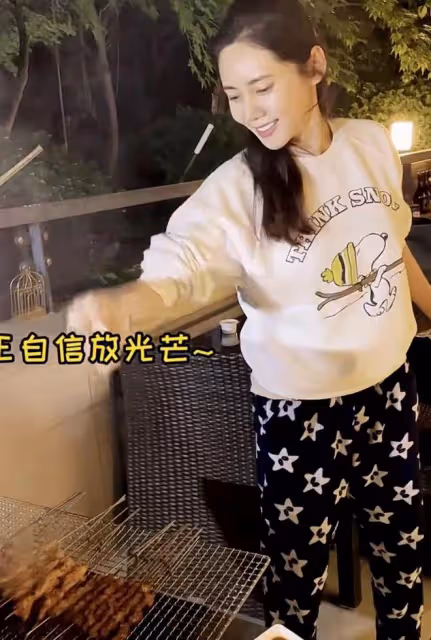 秋瓷炫在豪宅陽台擼串，一口啤酒一口肉，唱情歌表白於曉光！