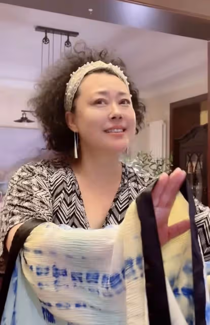 演員李菁菁患癌後被指形象全無,在家衣衫不整熱舞,身後擺滿雜物