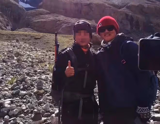 53歲孫楠疑帶二婚老婆登山,隨處拋物惹爭議,臉曬通紅模樣大變