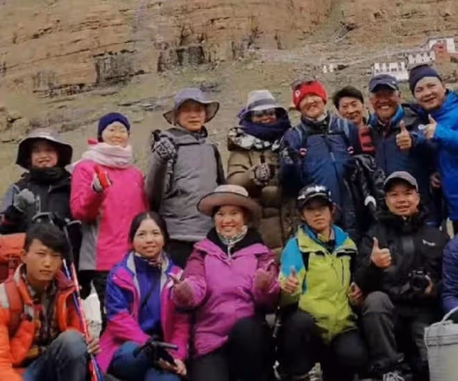 53歲孫楠疑帶二婚老婆登山,隨處拋物惹爭議,臉曬通紅模樣大變