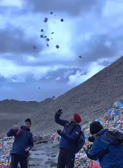 53歲孫楠疑帶二婚老婆登山,隨處拋物惹爭議,臉曬通紅模樣大變