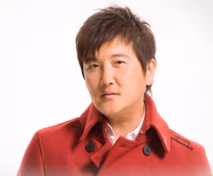 53歲孫楠疑帶二婚老婆登山,隨處拋物惹爭議,臉曬通紅模樣大變