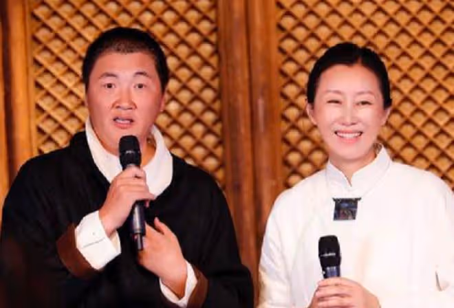 53歲孫楠疑帶二婚老婆登山,隨處拋物惹爭議,臉曬通紅模樣大變