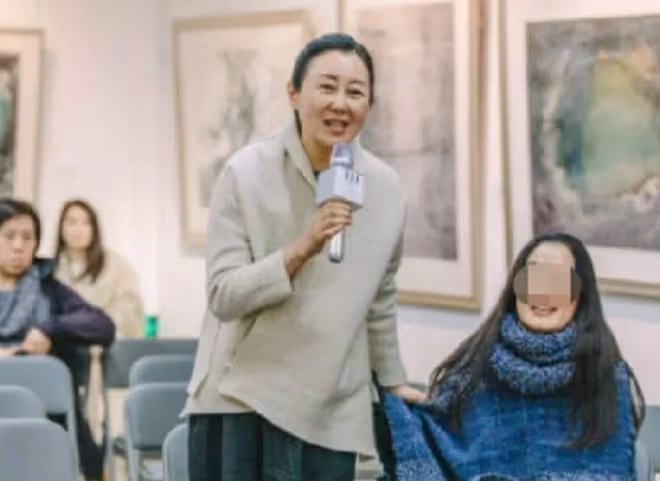 53歲孫楠疑帶二婚老婆登山,隨處拋物惹爭議,臉曬通紅模樣大變