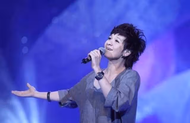 50歲柯以敏疑似低調再婚,丈夫長相憨厚老實,前夫因腎衰竭去世