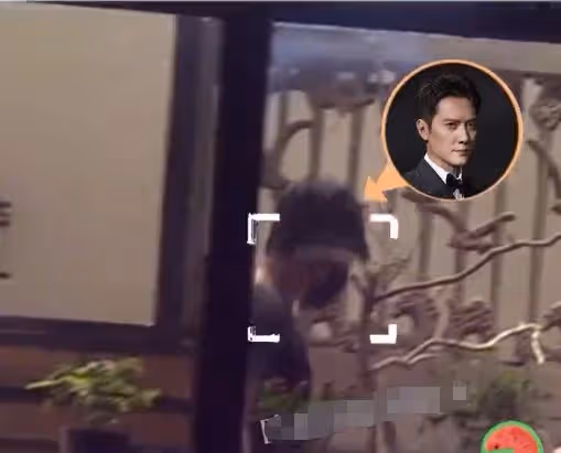 趙麗穎被拍橫店聚會,馮紹峰同天現身,兩人各自約俊男美女無交流