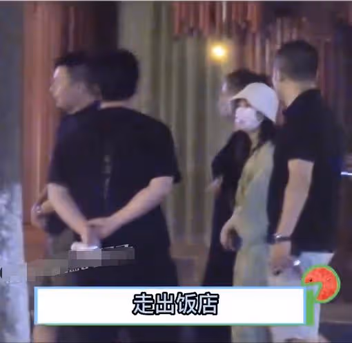 趙麗穎被拍橫店聚會,馮紹峰同天現身,兩人各自約俊男美女無交流