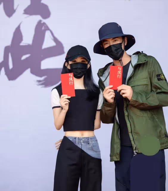 趙麗穎被拍橫店聚會,馮紹峰同天現身,兩人各自約俊男美女無交流