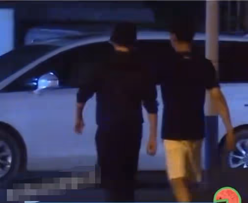 趙麗穎被拍橫店聚會,馮紹峰同天現身,兩人各自約俊男美女無交流