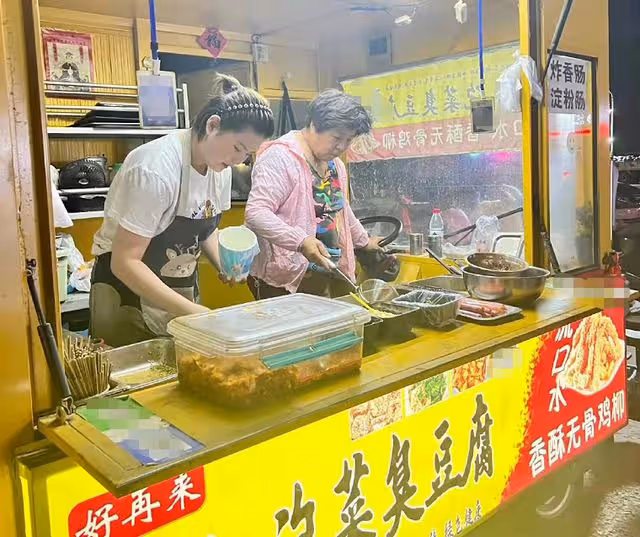 44歲譚晶回山西老家,在路邊攤旁蹲坐吃臭豆腐,不戴口罩無人識