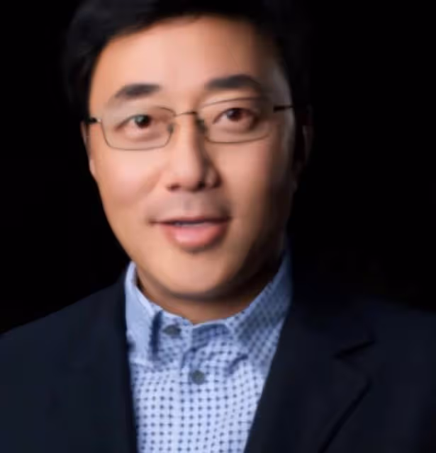 44歲譚晶回山西老家,在路邊攤旁蹲坐吃臭豆腐,不戴口罩無人識